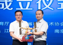 少工院成立仪式上南京航空航天大学陶勇副书记作为代表向南京一中赠送中国空间站模型
