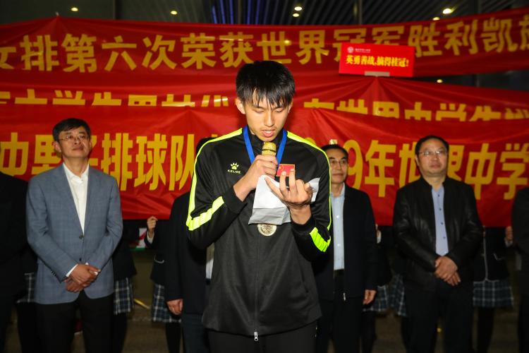排球队长张洪鑫作为学生代表在欢迎仪式上发言