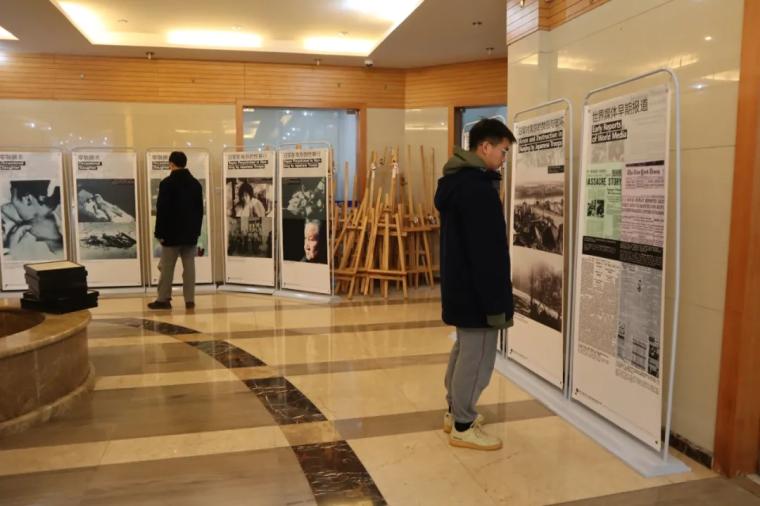 朗诵队员参观《南京大屠杀史实展》