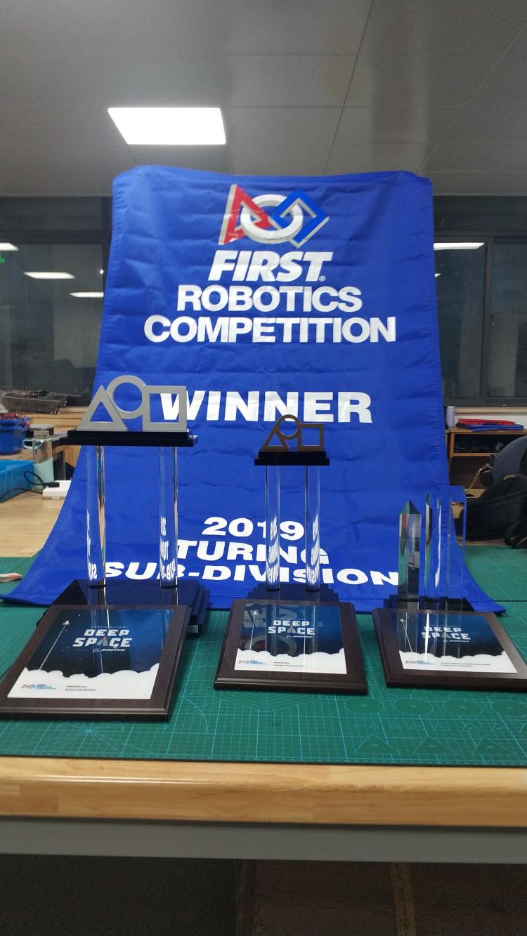 第28届世界中学生机器人挑战赛亚军奖杯和奖牌