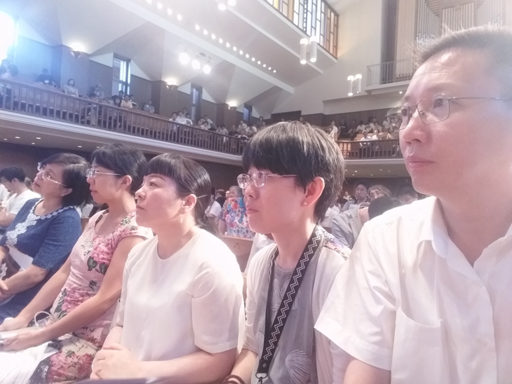 南京一中历史教师代表团成员在大会现场听报告，孙曼处长翻译