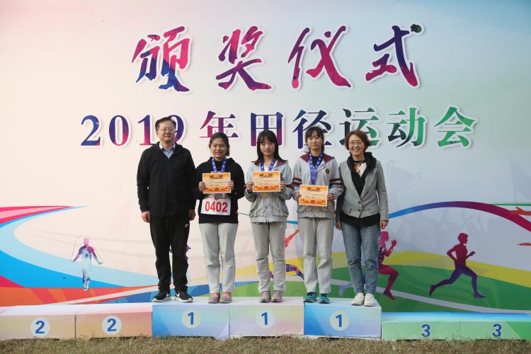 芮玉贵副校长（左一）、陆芷茗副校长（右一）为获奖运动员颁发证书及奖牌 