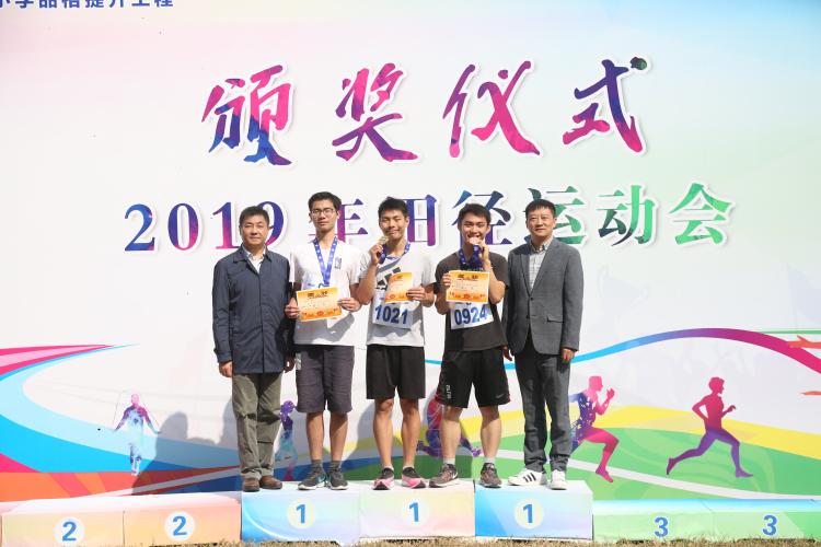 武小冬副书记（右一）、徐险峰副校长（左一）为获奖运动员颁发证书及奖牌