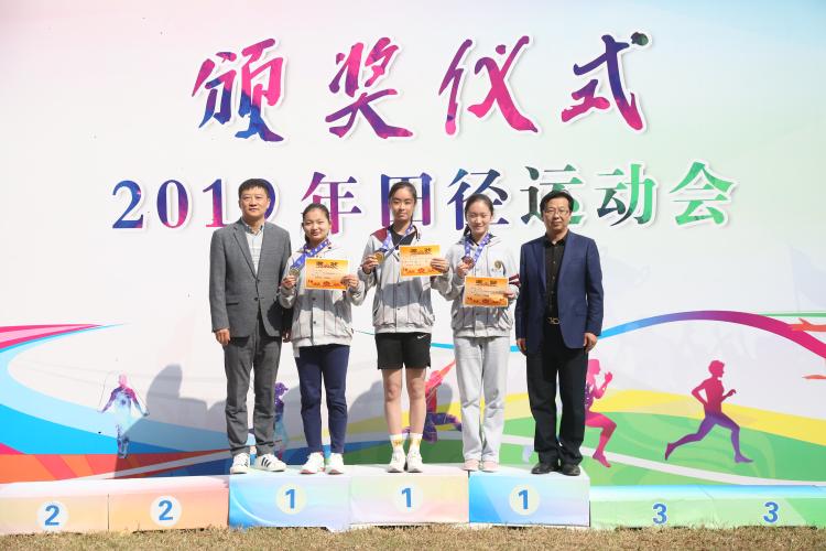 李敏副校长（右一）、武小冬副书记（左一）为获奖运动员颁发证书及奖牌