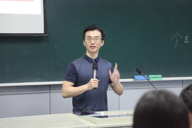 物理教研组长、南京市物理学科带头人王越老师进行高中物理学习指导