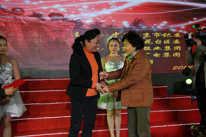  市委组织部副部长朱晓琳为黄侃老师颁奖