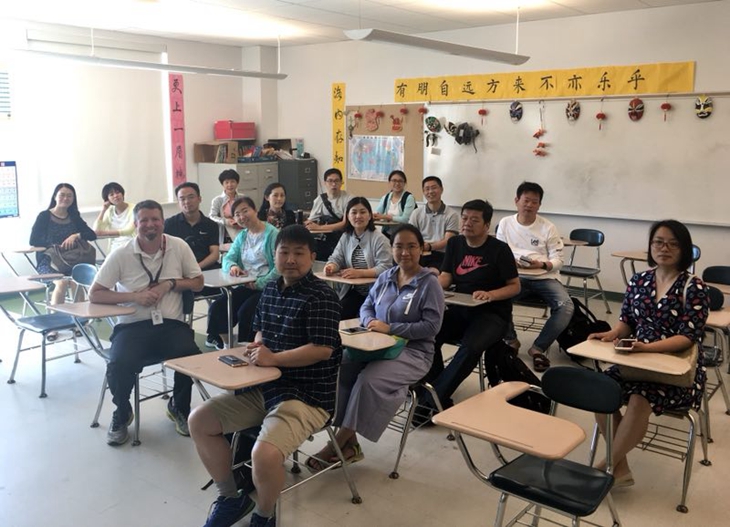 参访北牛顿高中，与接待教师dvid老师在中文教室合影留念
