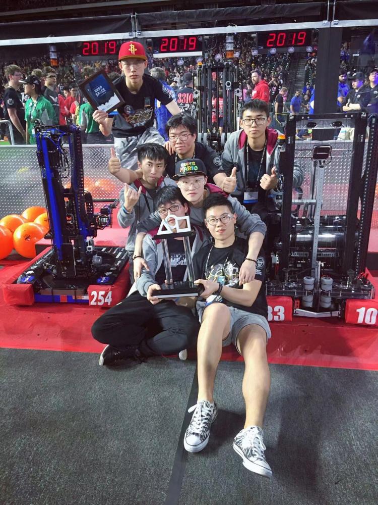 第28届世界中学生机器人挑战赛亚军队部分队员合影