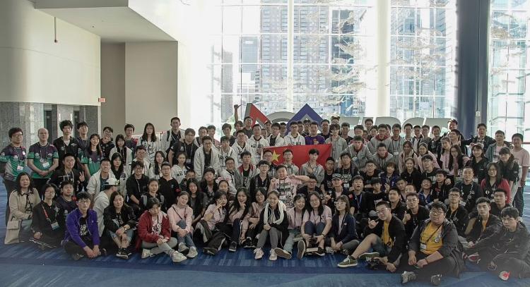 参加第28届世界中学生机器人挑战赛中国队“全家福”