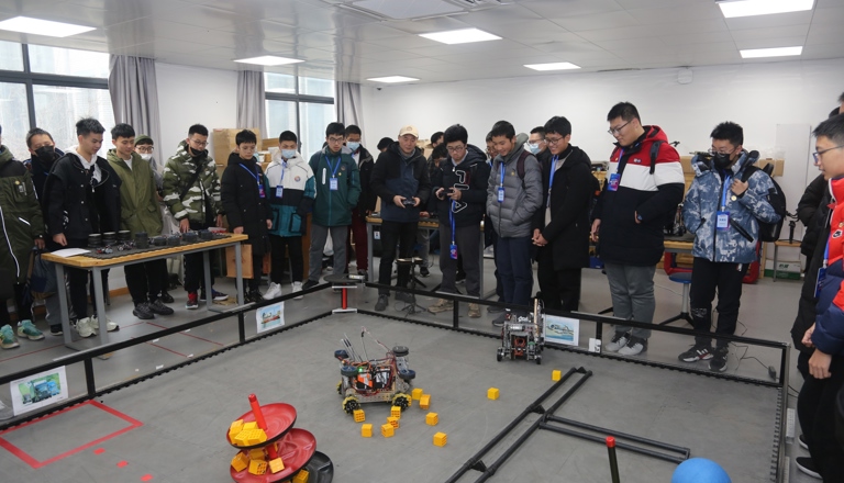 营员们参观南京一中金属机器人活动工坊