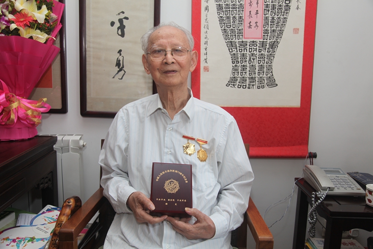 智仁勇老人佩戴抗战胜利60周年和70周年纪念徽章