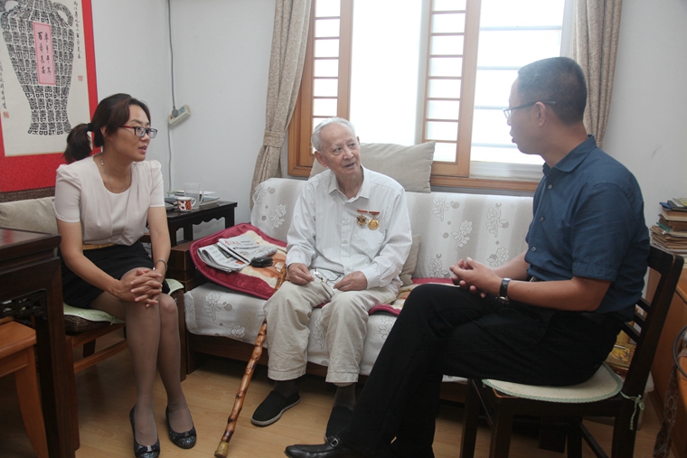 尤小平校长与智仁勇老人亲切交谈