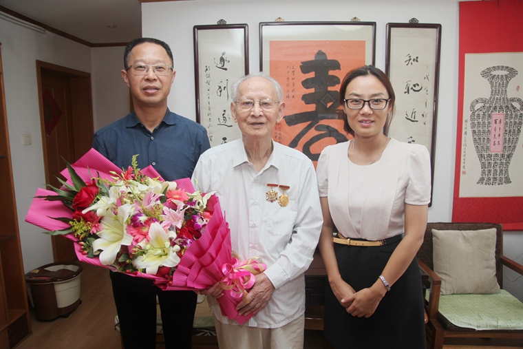校领导与智仁勇老人合影