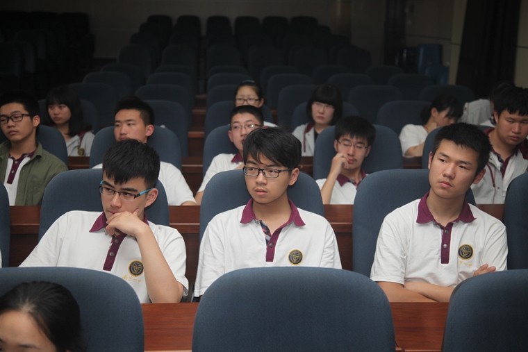 高一学生在认真聆听（2）