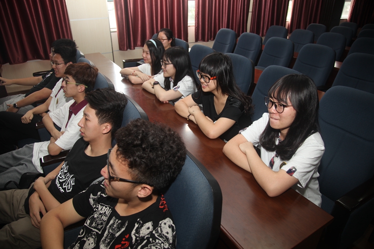 学生们在认真聆听（1）