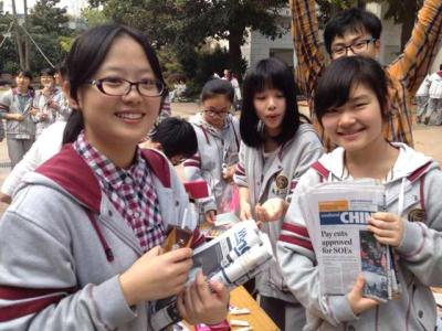 同学们在介绍中国日报