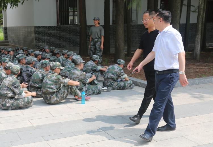 尤校长在芮校长陪同下视察连队