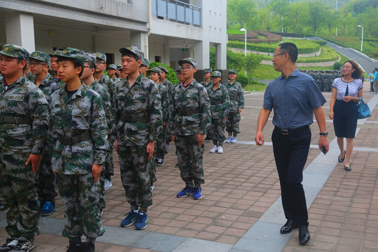 校长书记看望同学们