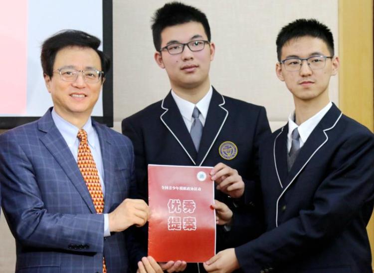 我校学生代表向大会递交提案