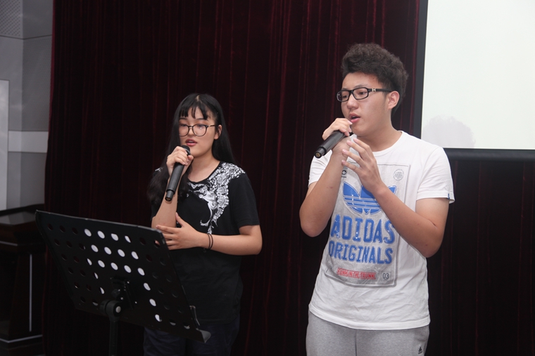 刘潇佺、丁恬凝表演男女生二重唱《蓝莲花》