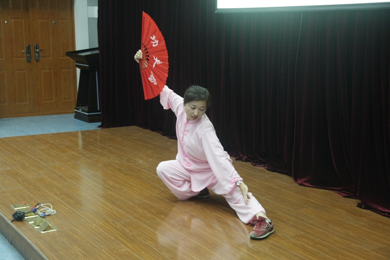赵叶丽老师在表演太极扇