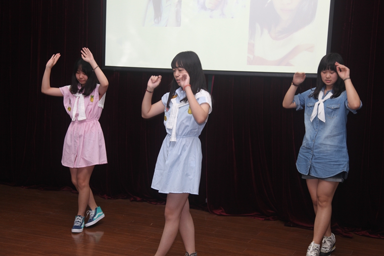 李乐天等同学在表演街舞