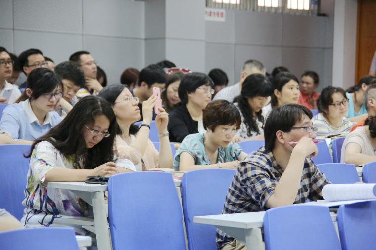 党员老师认真学习