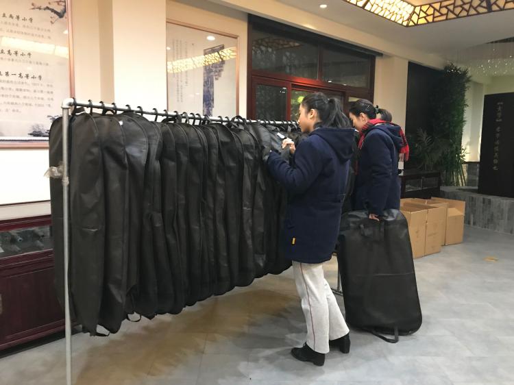 出发前学生在领取服装