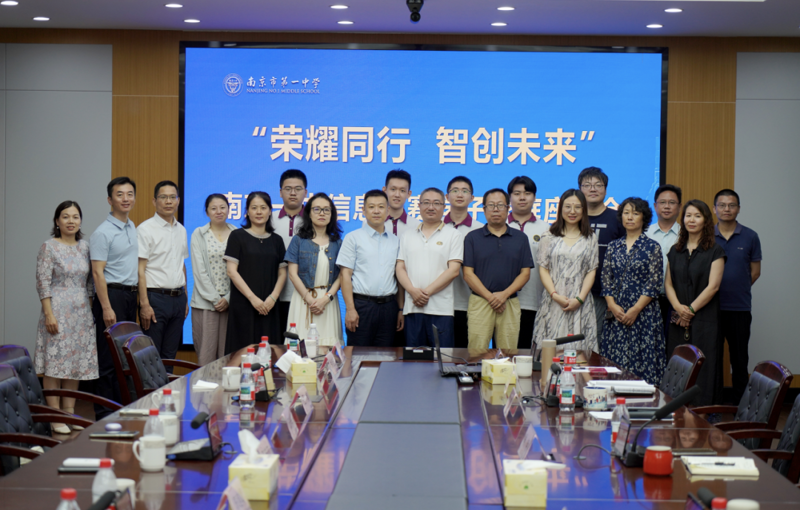 荣耀同行，智创未来！家校共话成长路