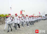 【扬子晚报】这一刻青春具象化了！崇文学子启动35公里“城墙走”